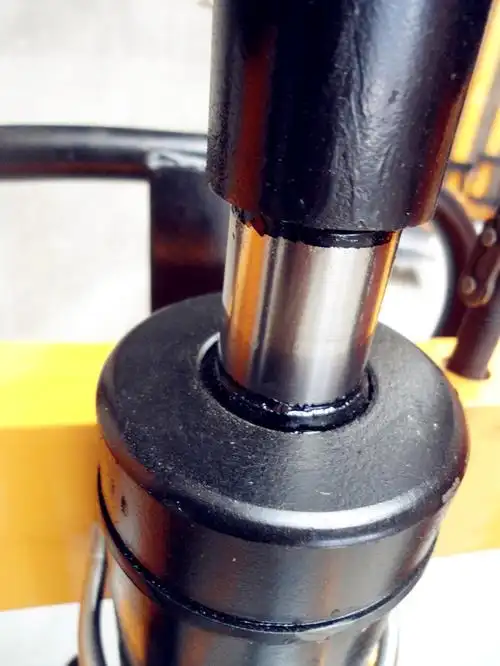 Какие признаки указывают на необходимость технического обслуживания гидроцилиндра?